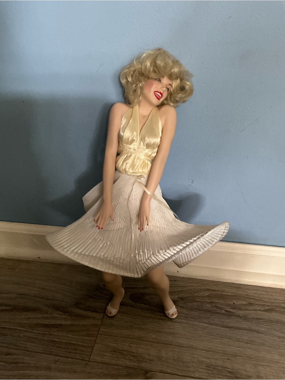Franklin Mint Marilyn Monroe Seven Year Itch Doll w/Stand